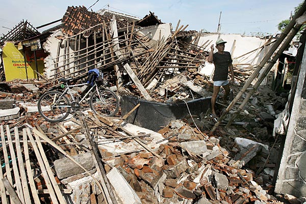 В индонезии произошла серия землетрясений амплитудой 8.9 баллов