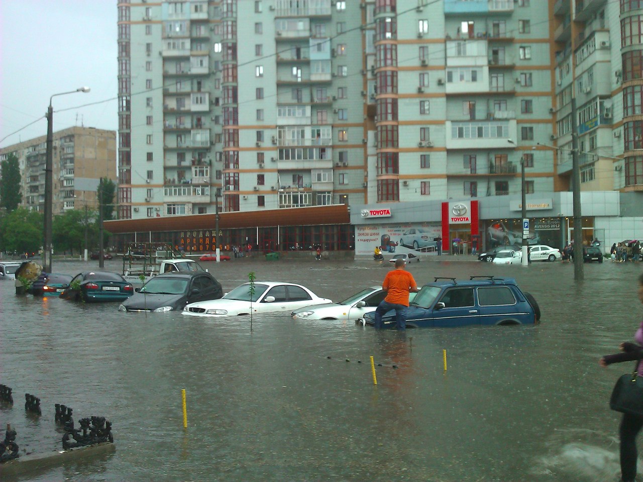 Сильный ливень в Одессе превратил автомобили в дрейфующие лодки