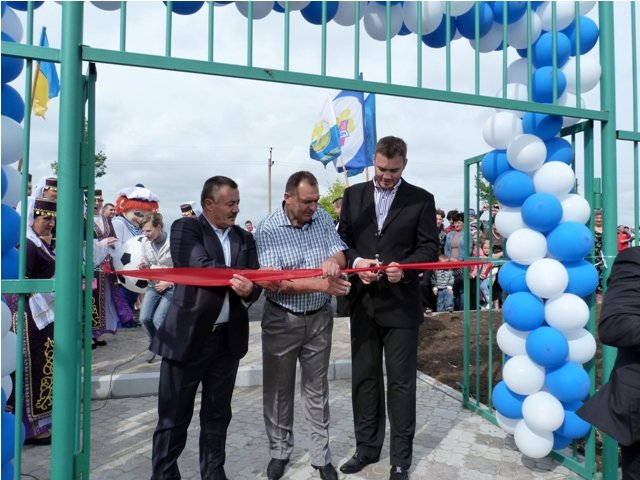 Виктор Янукович в Урзуфе открыл новое футбольное поле