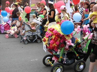 По Мариуполю пройдет колонна детских колясок