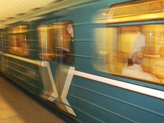 Остановка красной ветки киевского метро: упавший на рельсы пассажир скончался
