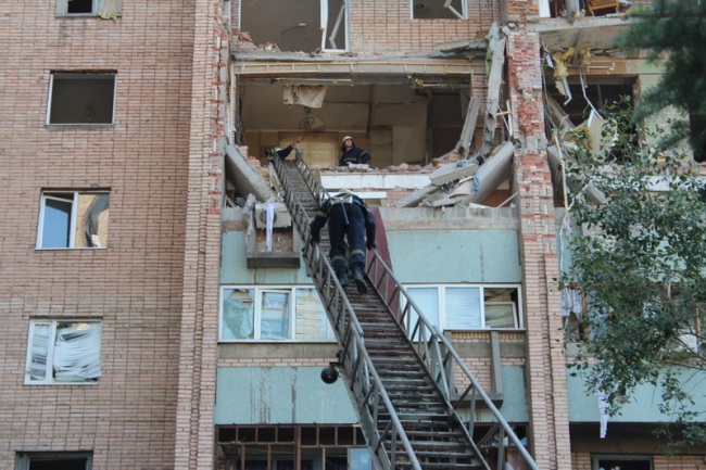 В Луганске взрыв разрушил три квартиры