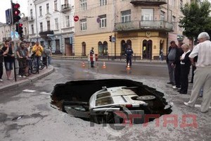 В центре Тернополя под землю провалился микроавтобус