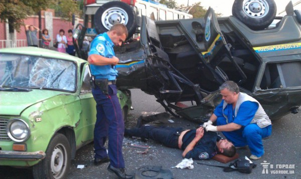 ДТП: милицейский УАЗ взлетел и упал на Жигули, видео