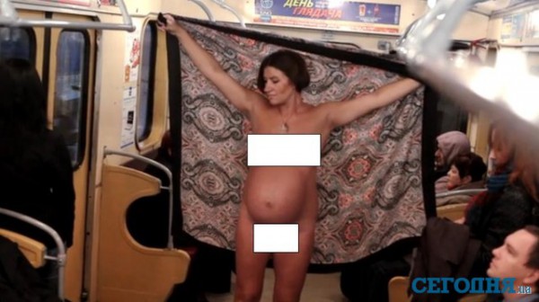Беременная харьковчанка голой каталась в метро