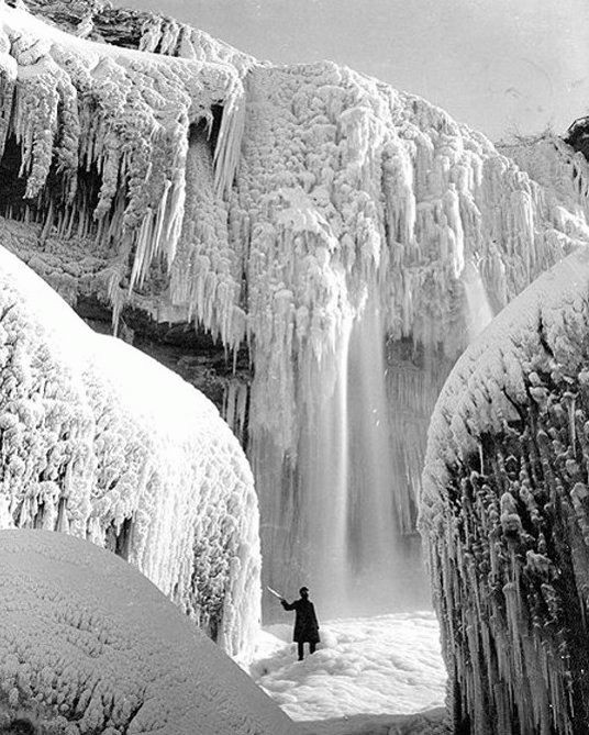 Ниагарский водопад замерз из-за сильных морозов в Северной Америке