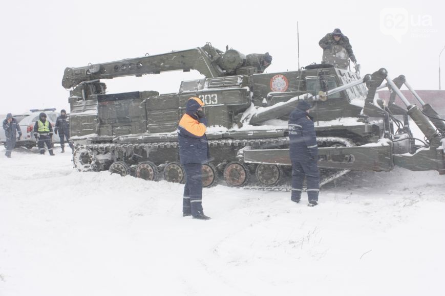 На трассе Донецк-Мариуполь в снежном плену оказалось более 200 авто