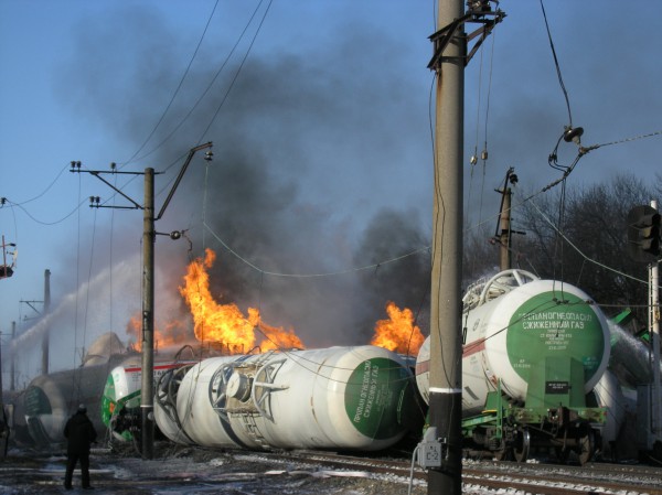 ЧП на Донецкой железной дороге: пожарные поезда тушат горящие цистерны, эвакуированы жители