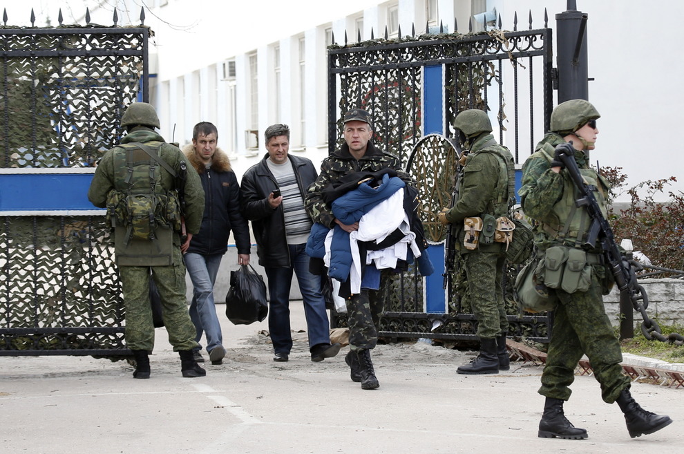 Госпогранслужба сегодня выводит из Крыма 1100 военных