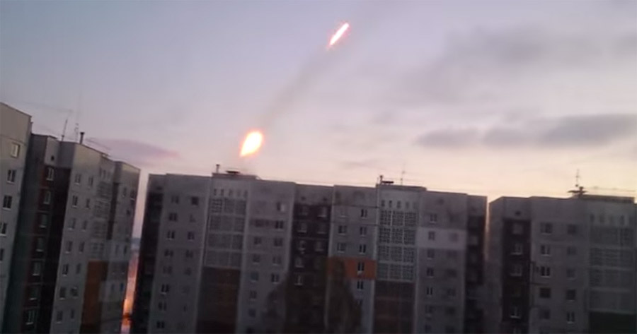 Под Донецком местные жители сняли видео стрельбы из "Градов"