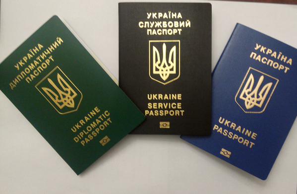 Министр иностранных дел Павел Климкин показал, как будут выглядеть биометрические паспорта