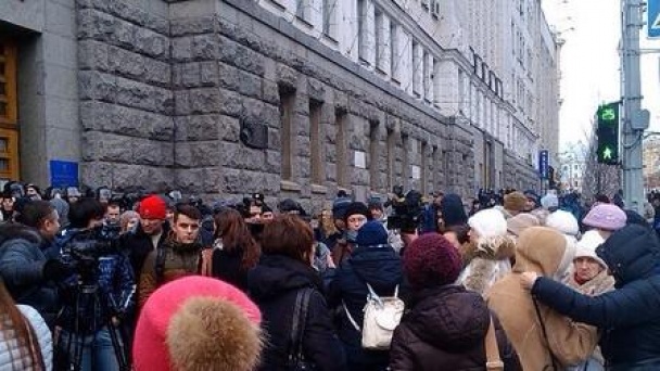 В Харькове протестующие перекрыли площадь Конституции
