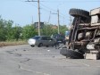 В Мариуполе перевернулся грузовик, видео