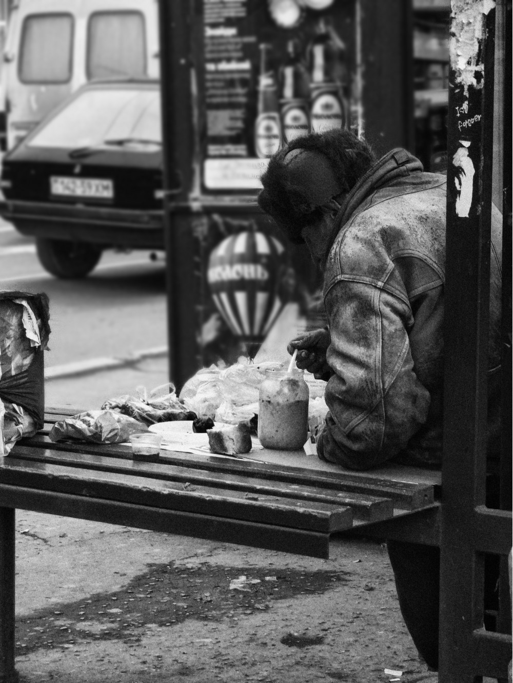 Завтракая на остановке | Фотогалерея, Мариуполь
