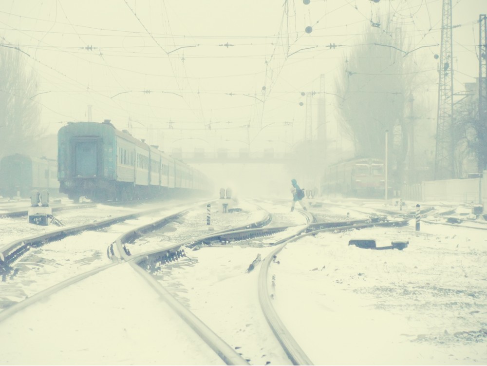 Снег, поезда, она идет одна, газеты в руках теребя | Фотогалерея, Мариуполь